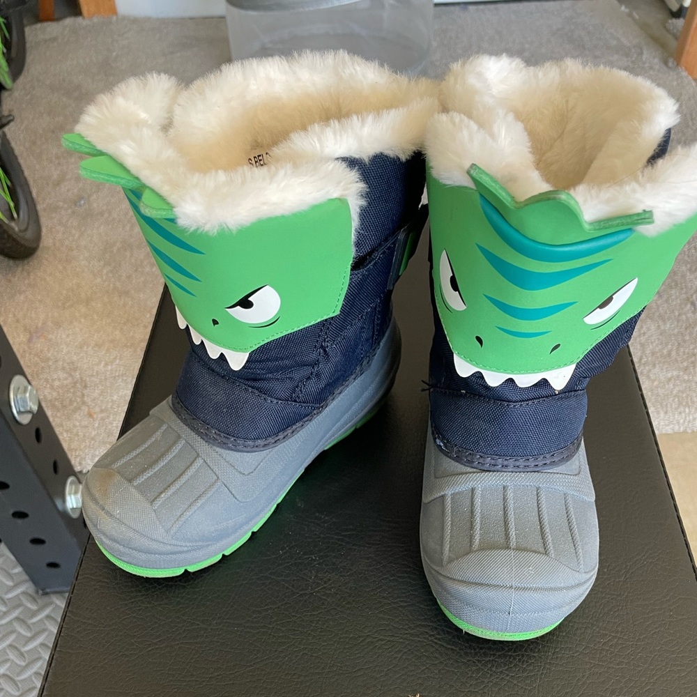 Cat and jack kids snow boots. Size 10 toddler